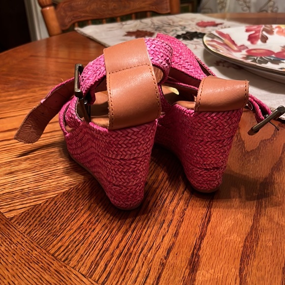 Pink Sesto wedges w/ cross traps. Good condition. Size 5.5 - Picture 4 of 5